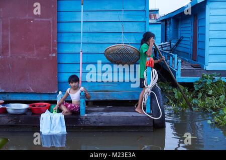 Les filles sur Cham maison flottante, Kompong Luong, Cambodge Banque D'Images