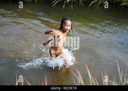 Fille cambodgienne à jouer dans l'eau, de Kompong Chhnang, Cambodge Banque D'Images