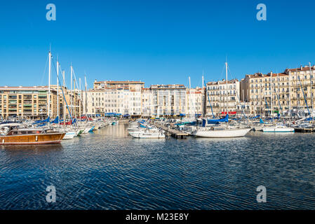 Marseille, France - le 4 décembre 2016 : avec les yachts et les bateaux amarrés dans le vieux Vieux Port de Marseille, Provence, France. Banque D'Images