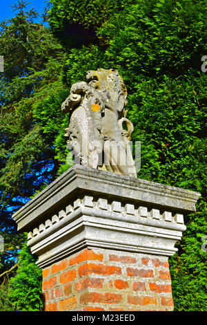 La figure de pierre sculpte un lion sur le dessus de la piliers à l'entrée de Tredegar House, Newport, Gwent Banque D'Images