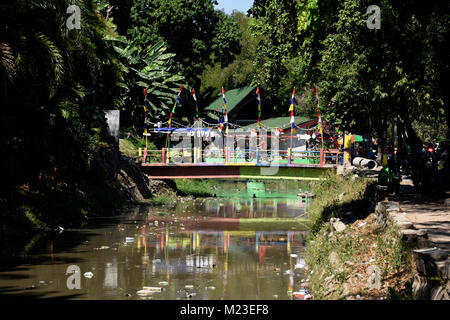 Les ordures qui s'écoule dans une petite rivière en Indonésie, à côté d'un bidonville appelé le village peint Banque D'Images