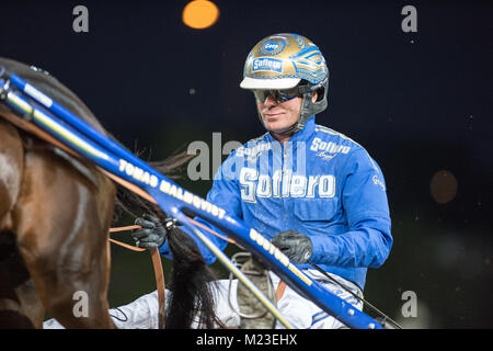 Race Driver faisceau Björn Goop préparer un cheval pour une course. Björn Goop a remporté Prix d'amerique 2018 considérée comme la plus grande course au monde. Banque D'Images