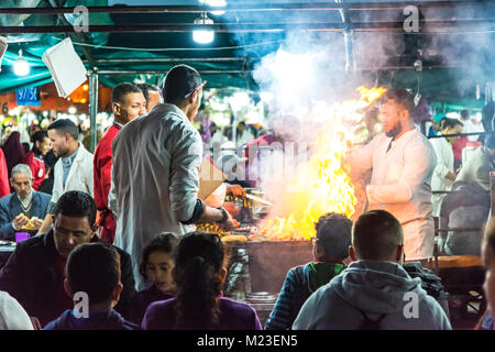 Marrakech,Maroc - Janvier 2018 : Muslim Family eating meal at street food au Maroc Banque D'Images