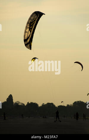 Kite landboarding à Tempelhofer Feld, Berlin 2017. Banque D'Images