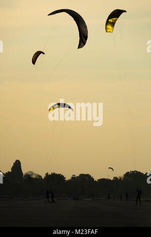 Kite landboarding à Tempelhofer Feld, Berlin 2017. Banque D'Images