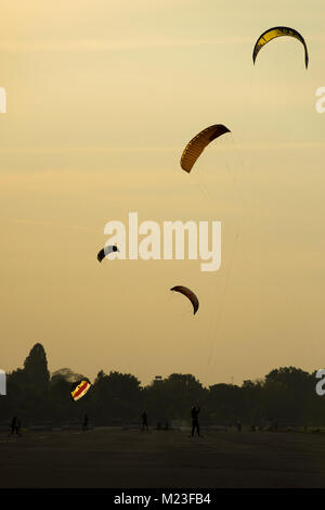 Kite landboarding à Tempelhofer Feld, Berlin 2017. Banque D'Images