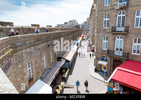 Saint Malo, Bretagne, France - le 4 juillet 2017 : Saint Malo vue aérienne depuis les remparts à la le long de la rue Jacques Cartier Banque D'Images