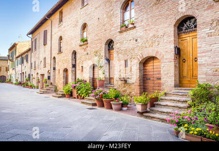 Belle rue étroite de la vieille ville de Pienza en Toscane Banque D'Images