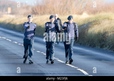 La marine de l'armée cadets de la jeunesse, de l'armée, défilé, les gens, l'uniforme, mars, célébration, soldat, marche, service, cadet, marchant dans la forme à Southport, Royaume-Uni Banque D'Images