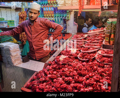 Marchande de fleurs à Nizamuddin Dargah, les saints soufis mausolée, Old Delhi, Inde Banque D'Images