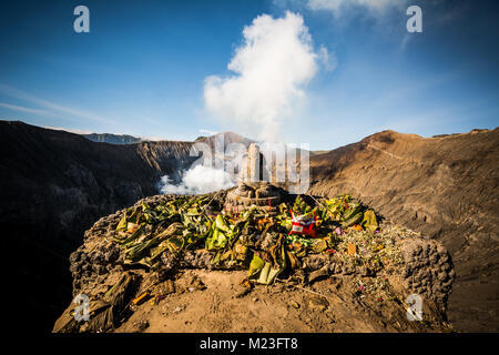 La population hindoue donner des offrandes à leur dieu Ganesh sur le cratère du volcan Bromo Banque D'Images