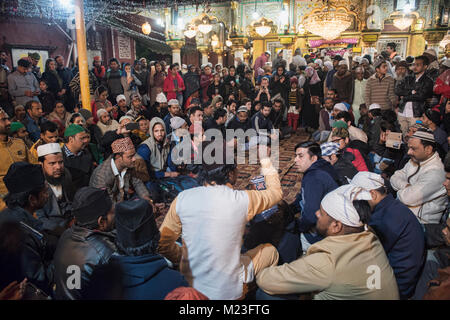 Quawwali à Nizamuddin Dargah, les saints soufis mausolée, Old Delhi, Inde Banque D'Images