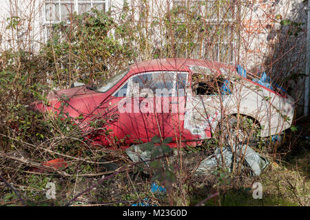 Une voiture coupé sport rouillent dans le jardin avant de terrace house, Redbridge, Southampton, Hampshire, Royaume-Uni Banque D'Images