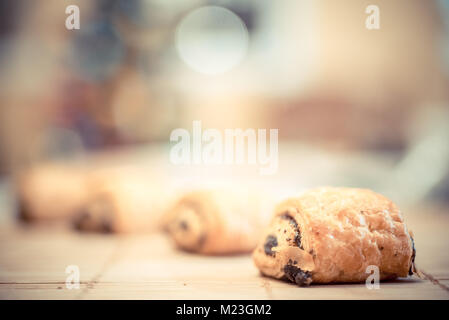 Des croissants frais sur la table. Les pâtisseries pour le petit-déjeuner. Image en arrière-plan. Copie de l'espace. Banque D'Images