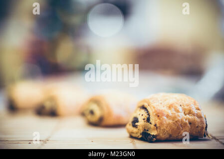 Des croissants frais sur la table. Les pâtisseries pour le petit-déjeuner. Image en arrière-plan. Copie de l'espace. Banque D'Images