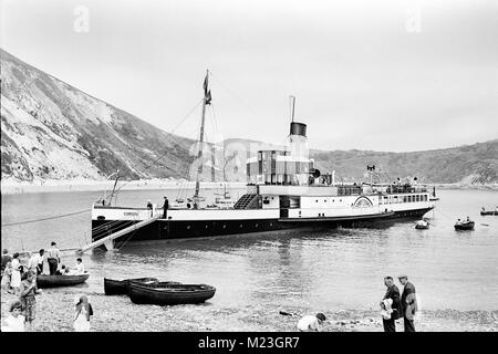 Les passagers à bord du navire à vapeur selle 'Consul', amarré près de la plage de Lulworth Cove, je Dorset, 2 juin 1959 Banque D'Images