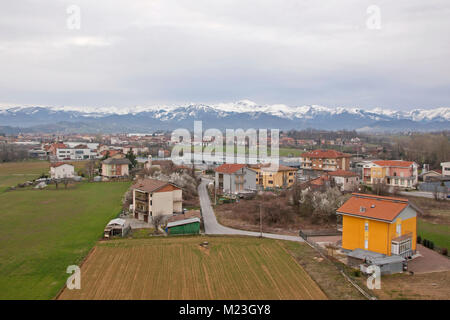 Vue depuis un ballon à air chaud de l'agence de voiture de service Valuato à Mondovi, province de Coni, Piémont, Italie, avec les Alpes derrière Banque D'Images