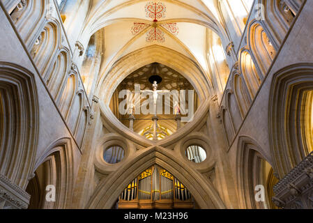 Une statue de Jésus Christ sur la croix est la pièce maîtresse dans un 14e siècle scissor arch dans 12e siècle, la cathédrale de Wells Wells, Somerset, UK Banque D'Images