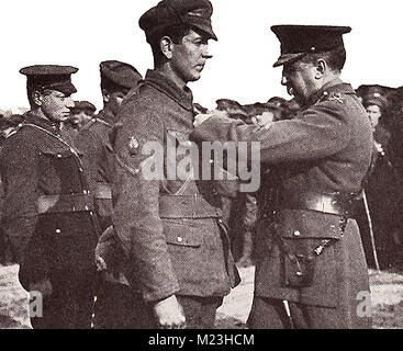 Première Guerre mondiale (1914-1918) alias la Grande Guerre ou Première Guerre mondiale - la guerre des tranchées - LA PREMIÈRE GUERRE MONDIALE - un journal photo montrant le décor d'un soldat canadien sur le champ de bataille Banque D'Images