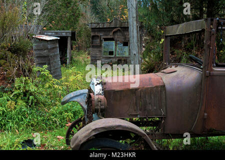 Vieilles voitures sur une propriété dans la région de Deming, Washington, comté de Whatcom. Banque D'Images