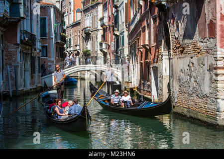 Gondoles sur les canaux de Venise, Italie Banque D'Images