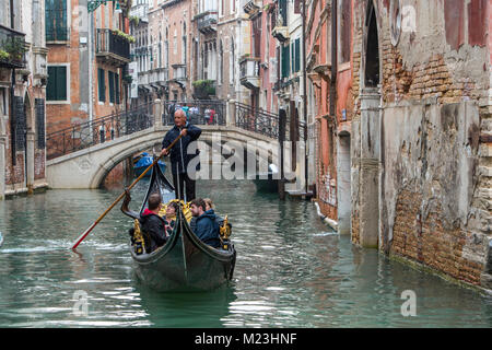 Gondoles sur les canaux de Venise, Italie Banque D'Images