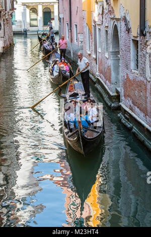 Gondoles sur les canaux de Venise, Italie Banque D'Images