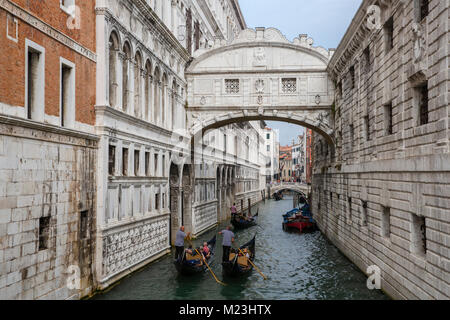 Pont des Soupirs sur River Palace, Venise, Italie Banque D'Images