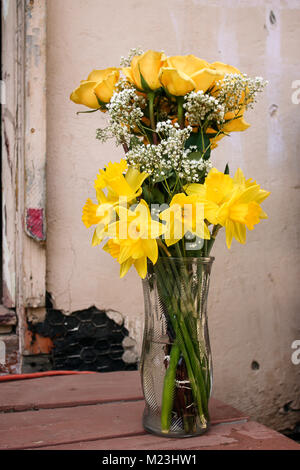 Bouquet de fleurs jaune vif dans un vase Banque D'Images
