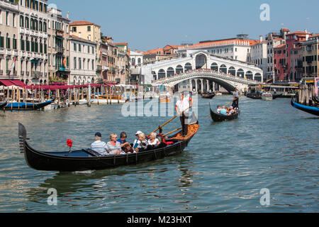 Gondoles dans le Grand Canal vu du pont du Rialto, Venise, Italie Banque D'Images