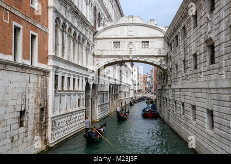 Pont des Soupirs sur River Palace, Venise, Italie Banque D'Images
