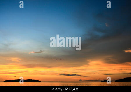 Coucher du soleil au large de Tanjung Aru, Kota Kinabalu, Sabah, Malaisie Banque D'Images