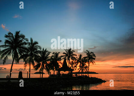 Coucher du soleil au large de Tanjung Aru, Kota Kinabalu, Sabah, Malaisie Banque D'Images