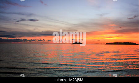 Coucher du soleil au large de Tanjung Aru, Kota Kinabalu, Sabah, Malaisie Banque D'Images