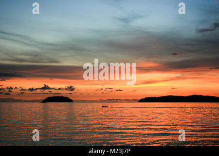 Coucher du soleil au large de Tanjung Aru, Kota Kinabalu, Sabah, Malaisie Banque D'Images