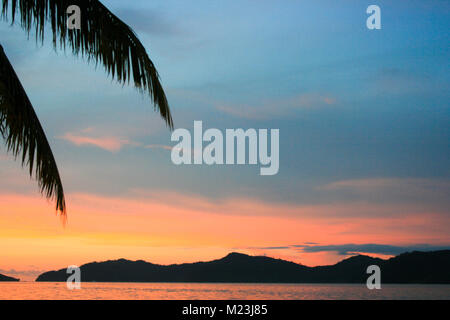 Coucher du soleil au large de Tanjung Aru, Kota Kinabalu, Sabah, Malaisie Banque D'Images