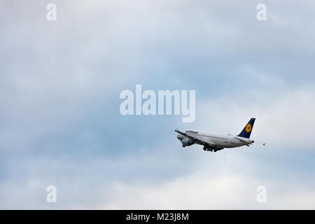 Stuttgart, Allemagne - Février 3, 2018 : avion Airbus A320-211 de la Lufthansa en volant - Ciel bleu avec des nuages Banque D'Images