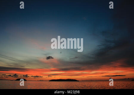 Coucher du soleil au large de Tanjung Aru, Kota Kinabalu, Sabah, Malaisie Banque D'Images