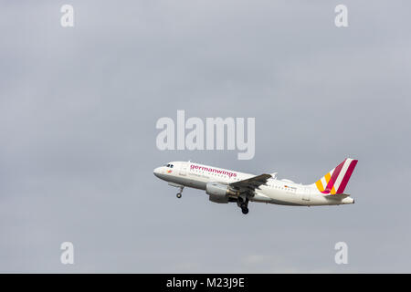 Stuttgart, Allemagne - Février 3, 2018 : un avion Airbus A319-100 de Germanwing en volant - Ciel avec nuages Banque D'Images