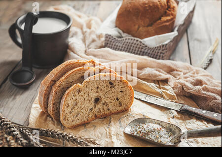 Une belle miche de pain au levain de blé blanche sur une plaque sur un bord du linge. Des pâtisseries maison. Banque D'Images