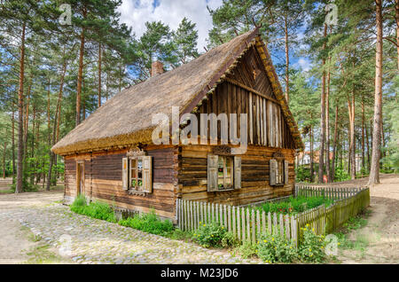 Maison traditionnelle de la région de Kurpie, ethniques en Pologne, musée en plein air Kadzidlo, voïvodie de Mazovie, Pologne, l'Europe. Banque D'Images
