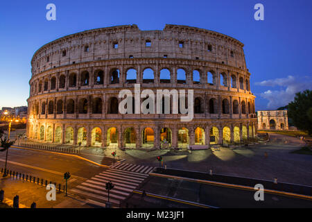 Colisée au crépuscule, Rome, Italie Banque D'Images