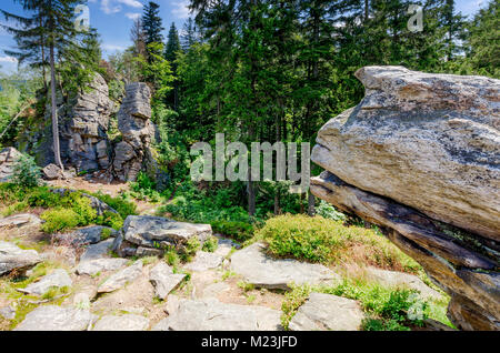 La formation rocheuse, porte sur Trojak monter dans les montagnes d'or près de la ville de Kalisz (all. Bad Landeck), Basse-silésie. La Pologne, l'Europe. Banque D'Images