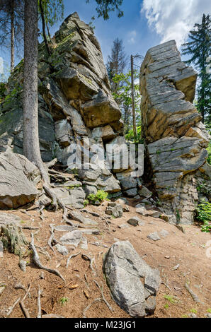 La formation rocheuse, porte sur Trojak monter dans les montagnes d'or près de la ville de Kalisz (all. Bad Landeck), Basse-silésie. La Pologne, l'Europe. Banque D'Images