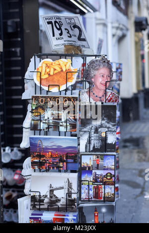 Cartes postales photo emblématique de Londres à vendre le long de l'avenue Shaftesbury London,UK. Banque D'Images