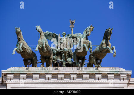 La Victoire de Samothrace au sommet du monument Vittorio Emanuele II, Rome, Italie Banque D'Images