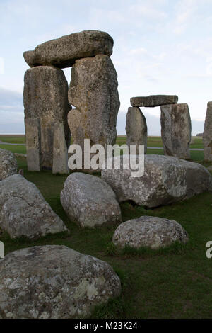 Le cercle de pierres de Stonehenge dans le Wiltshire, Angleterre. L'ancien monument date du néolithique, autour de 5 000 ans. Banque D'Images