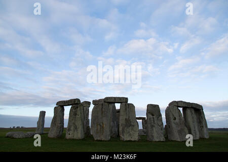 Le cercle de pierres de Stonehenge dans le Wiltshire, Angleterre. L'ancien monument date du néolithique, autour de 5 000 ans. Banque D'Images