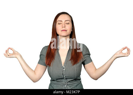 Femme sur un fond blanc avec les yeux fermés et une expression de son visage calme médite with arms outstretched Banque D'Images