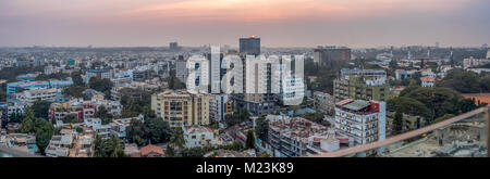 Coucher de soleil derrière l'édifice, catégorie gratte-ciel dans le centre-ville de Bangalore
